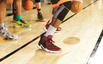 詹姆斯提前上脚LeBron 13？