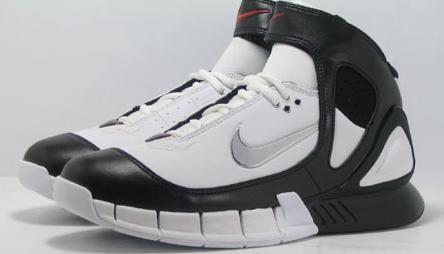 nike推出的air zoom huarache 2k4可以说是2004年最成功的一款篮球鞋