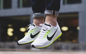 Nike Zoom Streak 6 “White/Black/Volt”配色上脚近赏