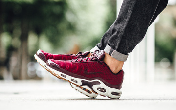 把潘通色卡搬到鞋子上！Nike Air Max Plus Premium “Night Maroon”全新配色