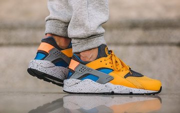 落叶主题：Nike Air Huarache秋日新色上脚近赏