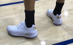 库里训练中上脚白金配色Curry 4 Low