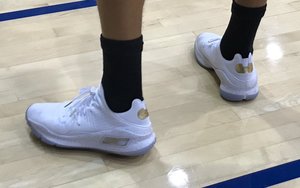 库里训练中上脚白金配色Curry 4 Low