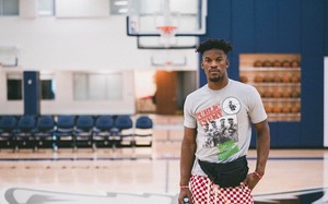Jimmy Butler在森林狼球场晒照