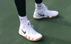 Kyrie Irving亲着Nike Kyrie 4，上脚效果你打几分？