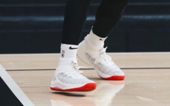 颜控福利，利拉德训练中上脚白红配色 adidas Dame 4