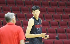 心疼保罗！训练营首日周琦就送火锅！