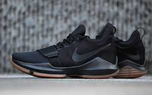 别样气质，Nike PG 1 黑／生胶即将发售