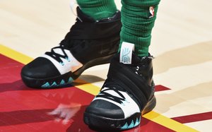 前3代合体，Kyrie Irving赛前上脚全新Kyrie Hybrid PE