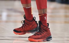 詹姆斯今日上脚黑红配色LeBron 15 PE