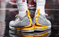 詹姆斯新赛季首个三双上脚全新LeBron 15 PE