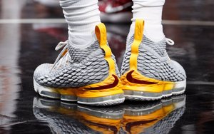 詹姆斯新赛季首个三双上脚全新LeBron 15 PE