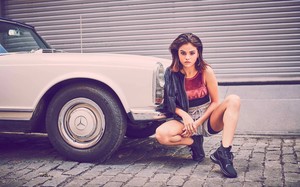 Selena Gomez 形象演绎 PUMA Phenom 全新女性训练鞋