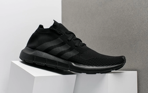 简约黑魂新作，adidas Swift Run PK 全新“Triple Black”配色