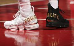 “我也有鸳鸯”！詹皇上脚黑白鸳鸯LeBron 15 “Equality” ！