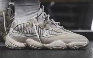 目前现身的三款Yeezy 500，你会为哪款配色点赞？