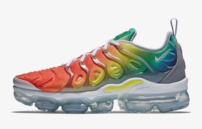 这炫酷的彩虹色 VaporMax Plus  你能驾驭？