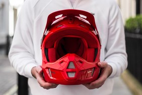 率先近赏 Supreme x Fox Racing 联乘系列单品
