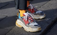 你觉得 Balenciaga Triple S丑吗？反正这位歌手是这么觉得的！