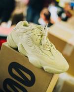 秒售罄！看看Yeezy 500 “Supermoon yellow”上脚效果如何！