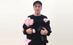 Dior x KAWS 粉色 “BFF”，价值427 万美元？！