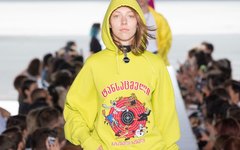 Vetements 于最新连帽衫中植入「AR 增强现实」技术