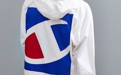 Champion 联手 Urban Outfitters 带来超大 Logo 冲锋衣