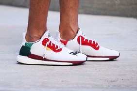 Pharrell x adidas 联名 Solar Hu Glide St 白色版本上脚