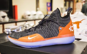 致敬母校！Nike KD 11 “Texas” PE 实物首次曝光！