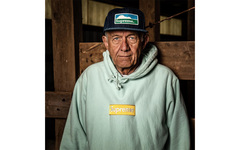 投诉未果，Farmland Foods 自己拍摄了一套 Supreme Lookbook