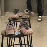 YEEZY BOOST 700全新配色 "MAUVE"实物亮相