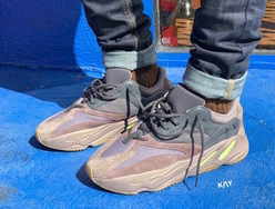 上脚近赏 |  Yeezy 700 第二双配色 “Mauve” 月底发售！