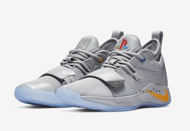 除了白色版本，PlayStation x Nike PG 2.5 还有灰色 GS 版本！