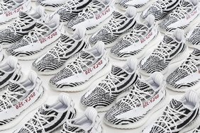 即将登场！Yeezy 350v2 “Zebra”美图近赏