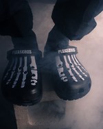 PLEASURES x Crocs 联名“洞洞鞋”曝光