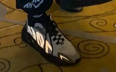 酷炫反光！侃爷曝光全新 Yeezy 700！