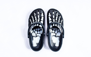 又潮又个性！PLEASURES x Crocs 骨架版洞洞鞋你能驾驭吗？