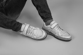 “做旧”还是“真旧”？Saint Laurent 复古球鞋 SL24 现已登场