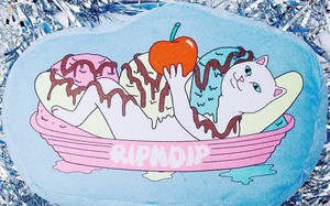 去和魔性的“中指猫”合影吧！RIPNDIP x Popcorn 期间限定店即将登陆香港