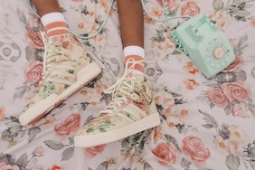 以巴黎酒店的花卉墙纸为灵感！Eric Emanuel 携手 adidas Originals 打造春夏系列