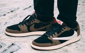 个性反勾设计！Travis Scott x Air Jordan 1 Low 上脚预览