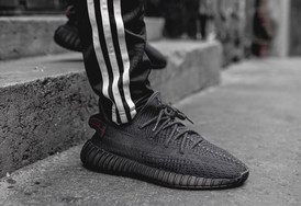 上脚效果超酷的！全黑 Yeezy 350 V2下周五发售