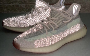 酷炫反光版本！Yeezy 350 V2 “Reflective Citrin” 曝光