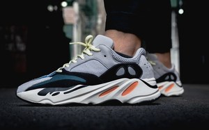 700 系列中人气最高的配色之一！Yeezy  700 “Wave Runner” 下月补货