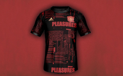 交错的曼联战报印花 ! Manchester United x PLEASURES 联名系列登场