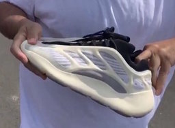 前所未见的 Yeezy 700 V3 曝光！还是侃爷给 DJ Khaled 的礼物