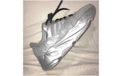 首双“满天星” Yeezy 700 ？这双电镀银你喜欢吗？