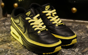 黑黄配色实物曝光！Undefeated x Nike Air Max 90 选择多多