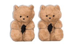 冬天这双鞋太可了！Vetements 推出 Teddy Bears 泰迪熊灵感拖鞋