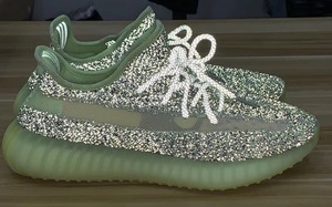 视觉效果依然酷炫。Yeezy 350 V2 “Yeezreel”发售时间确定